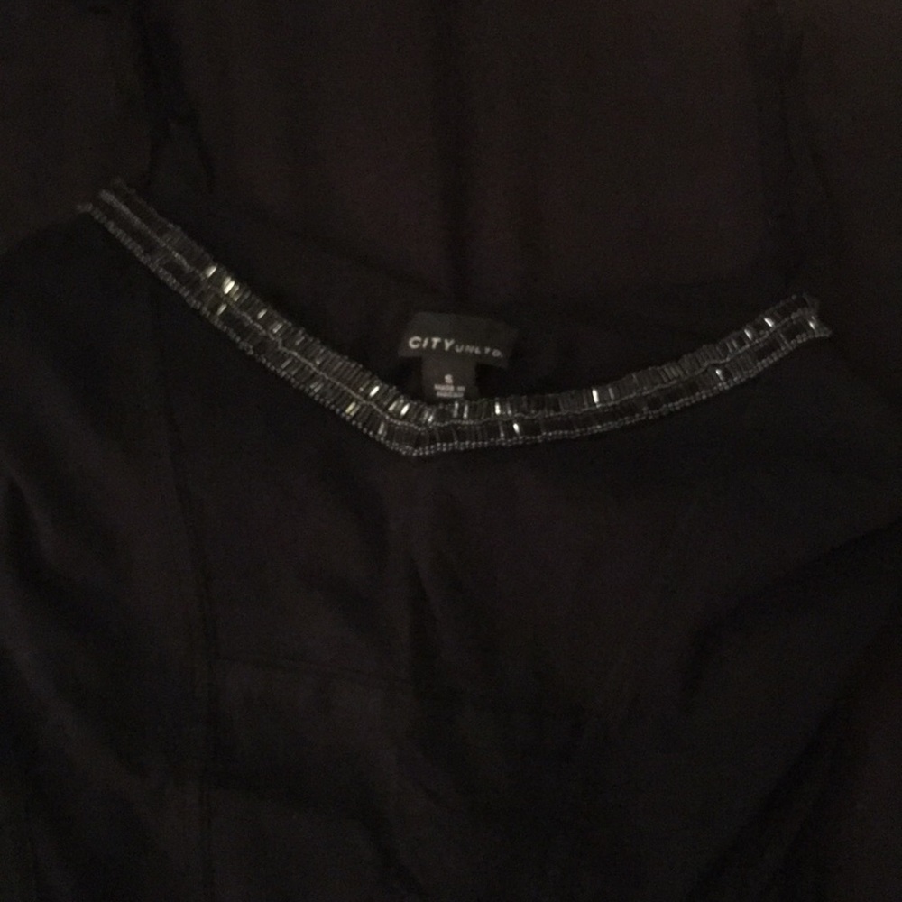 CITY UNLTD. Black v-neck tank w/built-in bra (S) - Picture 3 of 4